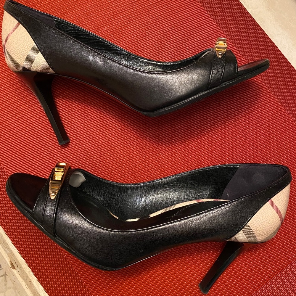 Gorgeous Burberry Haymarket Bayning peep toe pump